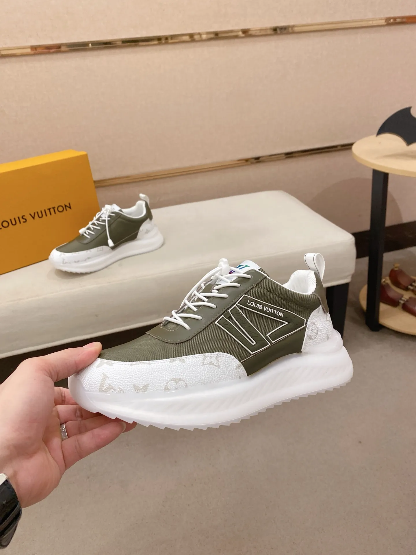 Factory price: 462💰🎉🎉LV~Louis Vuitton trendy men's shoes, new shipments, latest matching, the same style as the official website, super high quality, hot sales of the season [strong][strong][strong]Selected first-layer cowhide, comfortable cowhide lining, original last, comfortable on the feet, wear-resistant rubber outsole, size: 38-44.